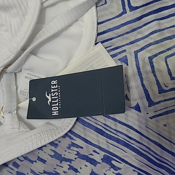 Women's Hollister Curvy High Apex Ribbed Underwire Bikini Top, size XXS, white - Picture 4 of 4